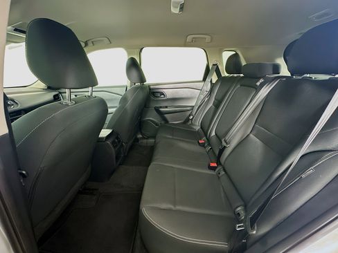 Used 2024 Nissan Rogue S FWD image 27