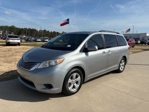 Used 2017 Toyota Sienna LE image 4