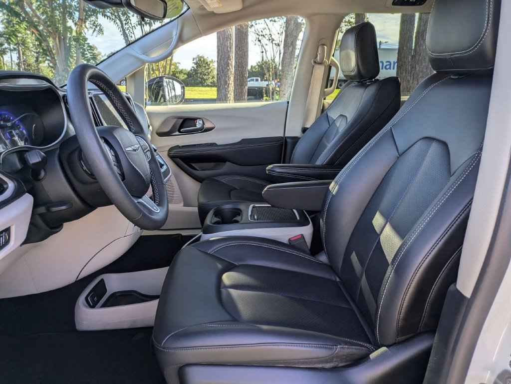Used 2024 Chrysler Pacifica Touring-L FWD image 21