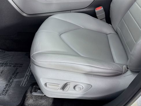 Used 2020 Toyota Highlander XLE image 25