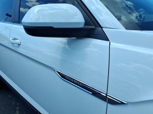 Certified 2022 Volkswagen Atlas Cross Sport SE w/ Panoramic Sunroof Package AWD/4WD image 8