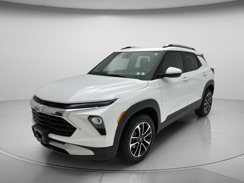 Used 2025 Chevrolet TrailBlazer LT AWD/4WD image 3