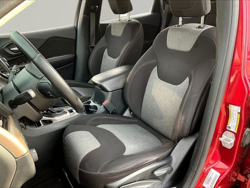 Used 2016 Jeep Cherokee Sport FWD image 21