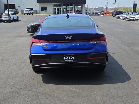 Used 2025 Hyundai Elantra SEL image 4