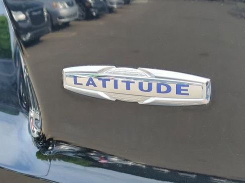Used 2019 Jeep Cherokee Latitude Plus w/ Cold Weather Group AWD/4WD image 6