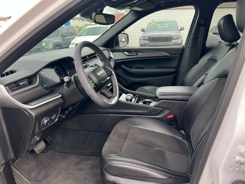 Used 2024 Jeep Grand Cherokee Altitude image 11