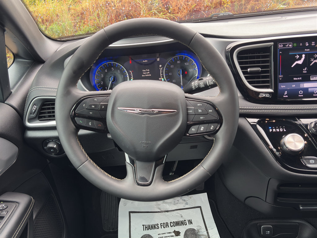 Used 2024 Chrysler Pacifica Touring FWD image 17