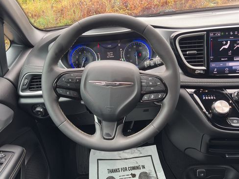 Used 2024 Chrysler Pacifica Touring FWD image 17