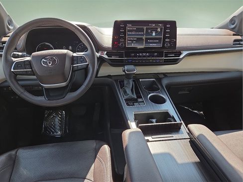 Certified 2023 Toyota Sienna Platinum image 16
