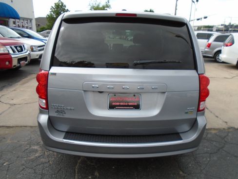 Used 2019 Dodge Grand Caravan SXT FWD image 3