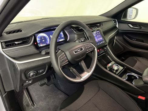 New 2025 Jeep Grand Cherokee Laredo image 15