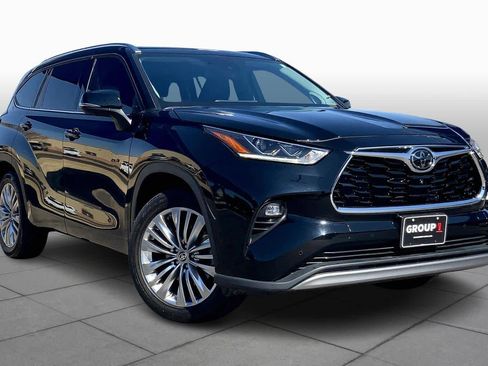 Used 2024 Toyota Highlander Platinum image 3