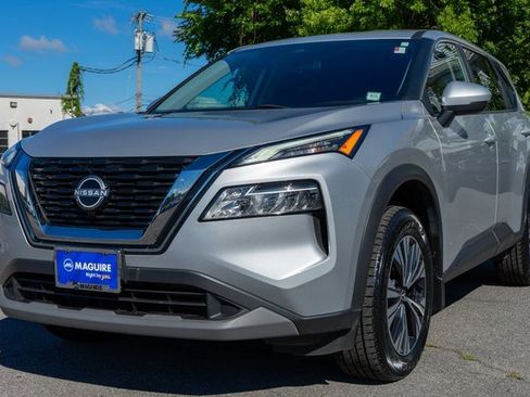 Used 2022 Nissan Rogue SV image 2