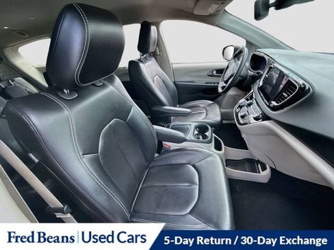 Used 2023 Chrysler Pacifica Touring-L FWD image 34