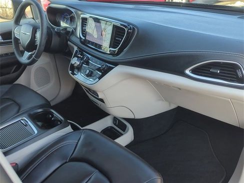 Used 2023 Chrysler Pacifica Touring-L image 26