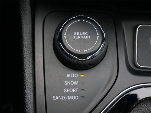 Used 2019 Jeep Cherokee Limited image 27