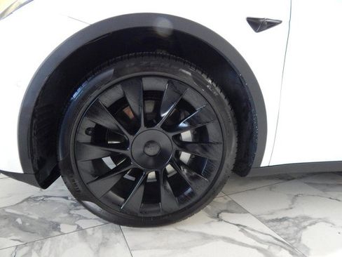 Used 2022 Tesla Model Y Long Range image 11