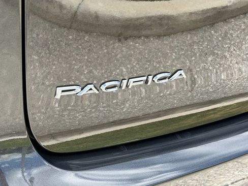 Used 2017 Chrysler Pacifica Touring w/ Tire & Wheel Group FWD image 9
