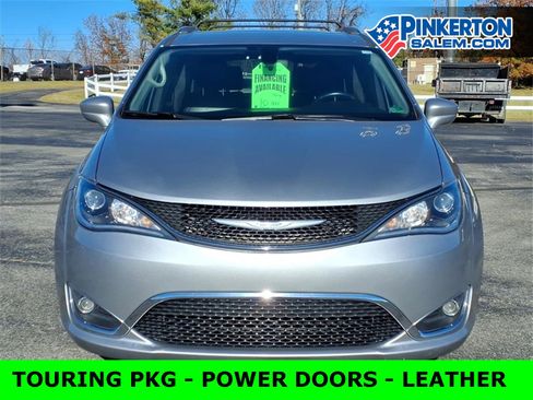 Used 2020 Chrysler Pacifica Touring-L image 9