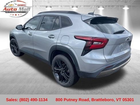 Used 2024 Chevrolet Trax ACTIV w/ Sunroof Package FWD image 3