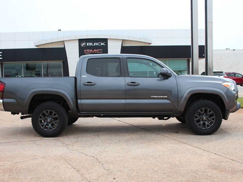 Used 2021 Toyota Tacoma SR5 AWD/4WD image 15