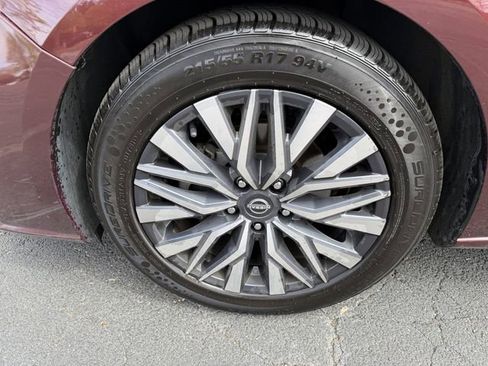 Used 2024 Nissan Altima 2.5 SV FWD image 40