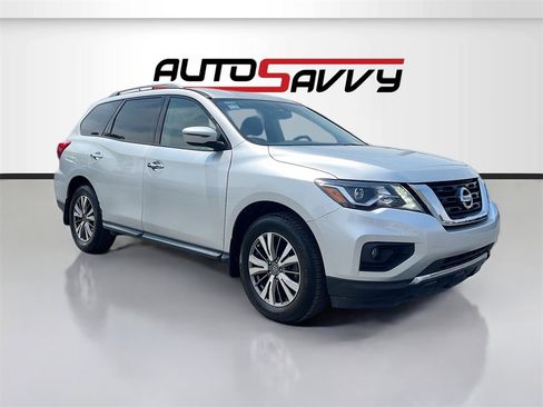 Used 2018 Nissan Pathfinder SV image 1