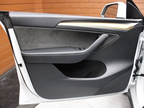 Used 2023 Tesla Model Y Long Range image 18