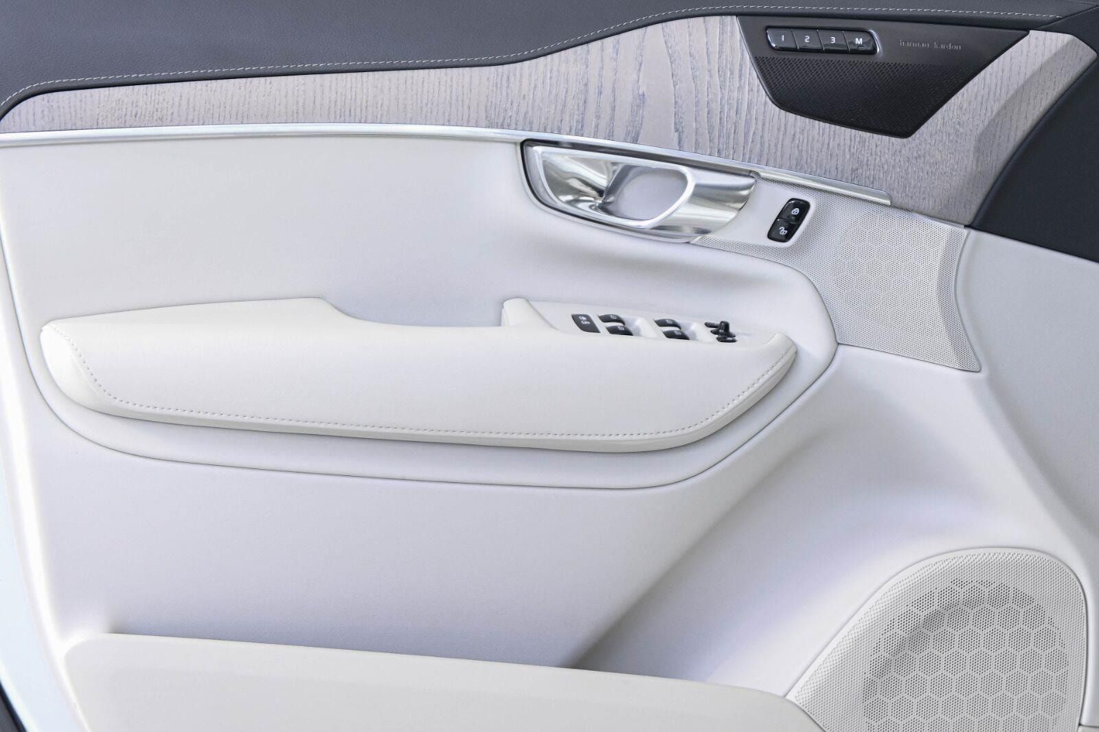 Certified 2025 Volvo XC90 T8 Ultra w/ Protection Package Premier AWD/4WD image 6