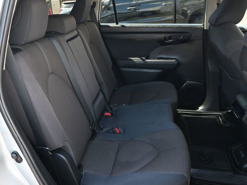 Used 2022 Toyota Highlander LE image 18