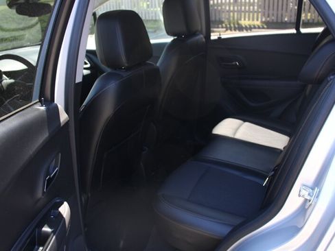 Used 2019 Chevrolet Trax LT w/ LT Convenience Package AWD/4WD image 15