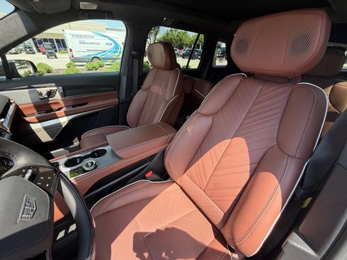 Used 2026 Cadillac Vistiq Platinum AWD/4WD image 5