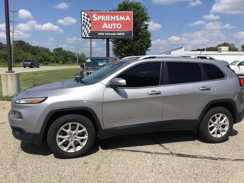 Used 2017 Jeep Cherokee Latitude w/ Trailer Tow Group AWD/4WD image 11