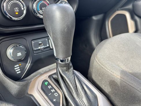 Used 2016 Jeep Renegade Latitude AWD/4WD image 19
