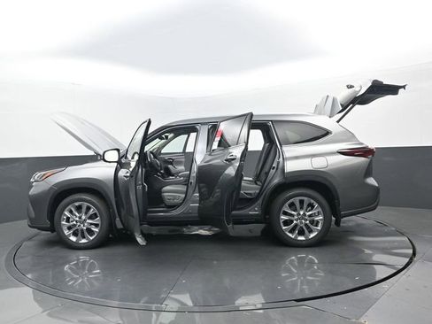 Used 2026 Toyota Highlander Limited image 30