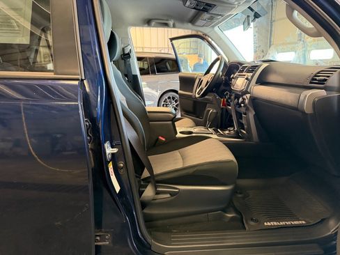 Certified 2019 Toyota 4Runner SR5 AWD/4WD image 32