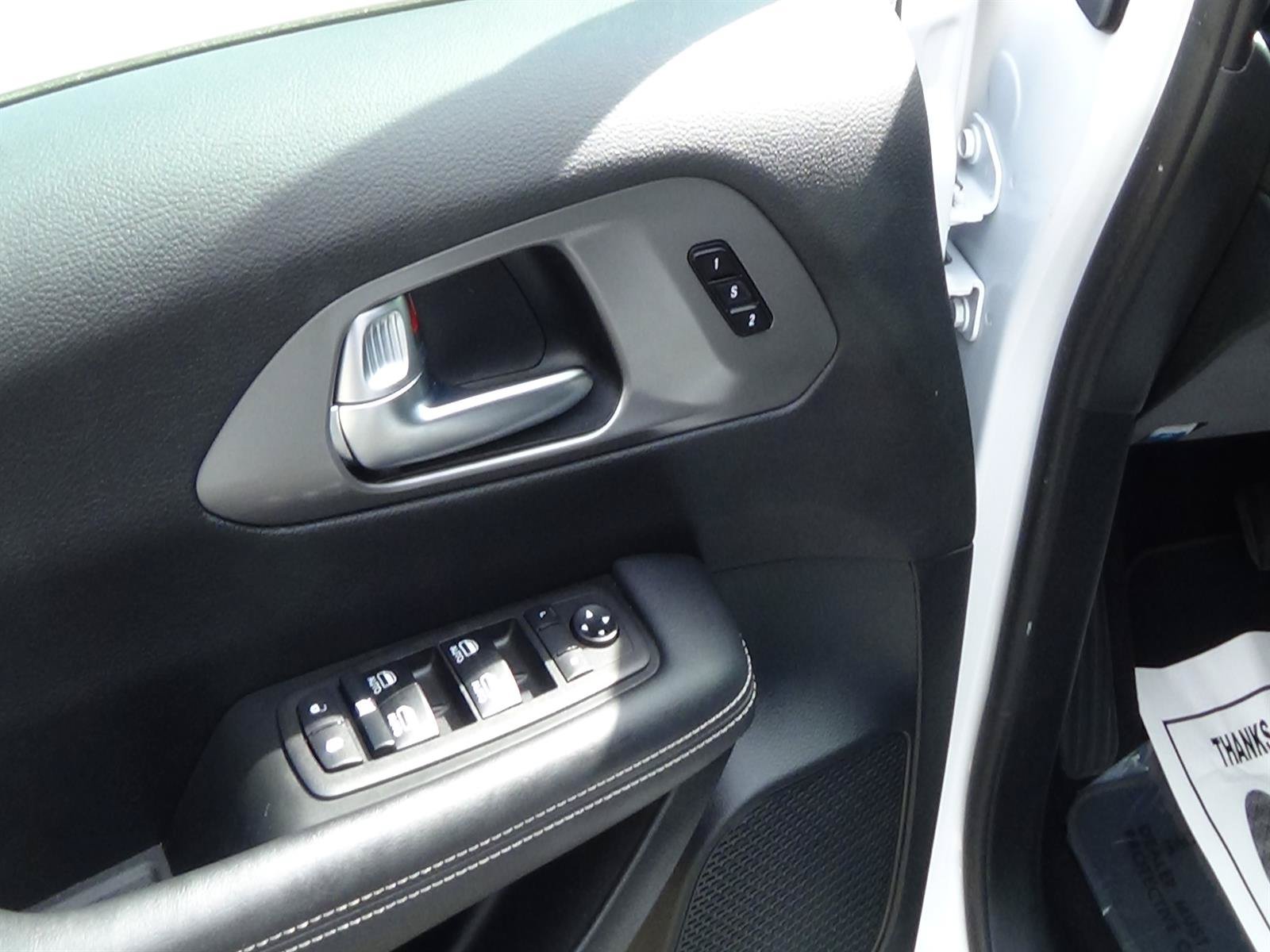 Certified 2025 Chrysler Pacifica Select FWD image 16
