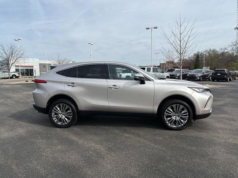 Used 2023 Toyota Venza Limited image 10