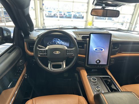 Used 2022 Ford Expedition Platinum image 2