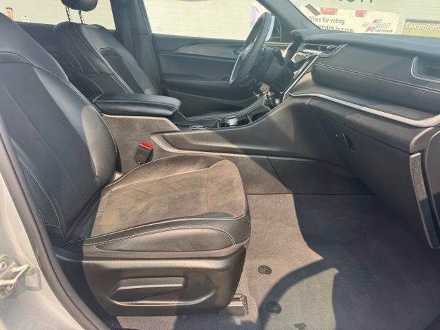 Used 2023 Jeep Grand Cherokee L Laredo AWD/4WD image 33