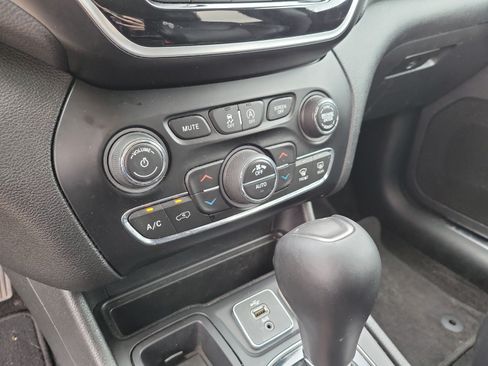 Used 2019 Jeep Cherokee Limited FWD image 18