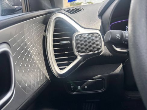 Used 2025 Kia Soul LX w/ LX Technology Package FWD image 32