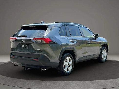 Used 2019 Toyota RAV4 XLE w/ Convenience Package FWD image 4