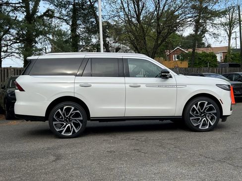 New 2026 Lincoln Navigator Reserve AWD/4WD image 2
