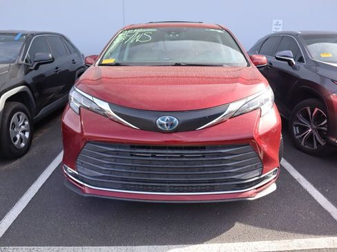 Used 2021 Toyota Sienna XLE image 4