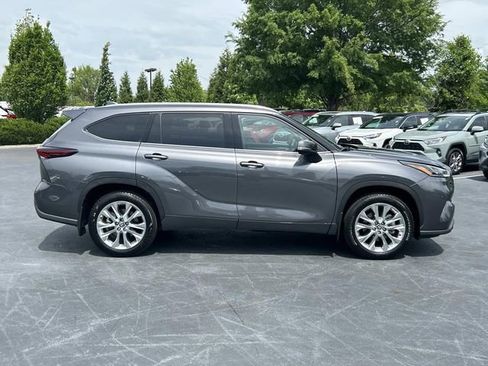 Used 2024 Toyota Highlander Limited AWD/4WD image 3
