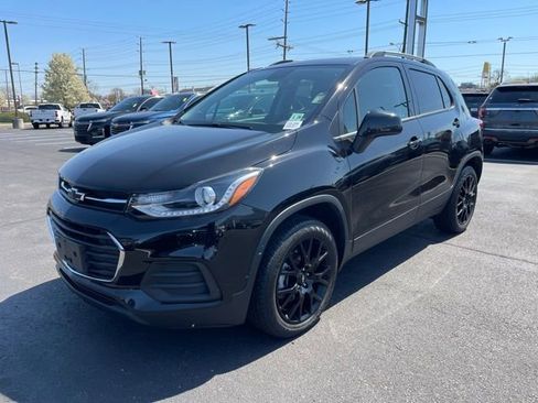 Used 2022 Chevrolet Trax LT w/ Midnight Edition AWD/4WD image 3