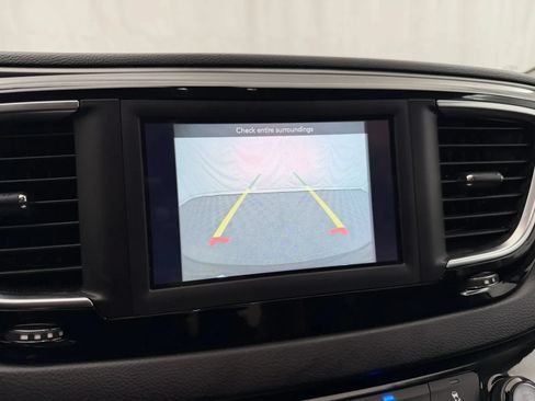 Used 2020 Chrysler Pacifica Touring-L FWD image 14