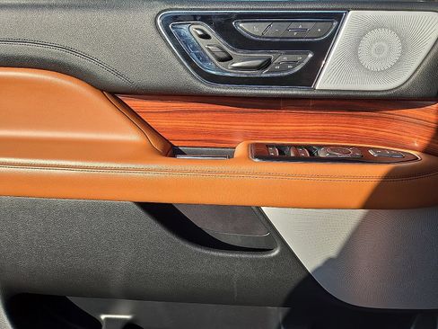 Used 2019 Lincoln Navigator L Reserve w/ Cargo Package AWD/4WD image 22