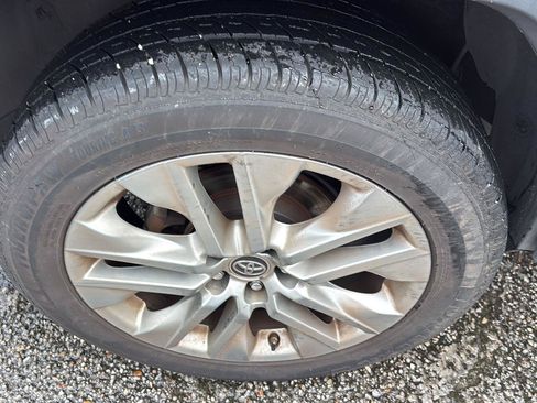 Used 2019 Toyota RAV4 XLE Premium FWD image 10